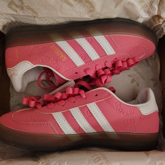 EXCLUSIVE - Hello Kitty 50th Anniversary Women's Adidas Sneakers - (7 1/2 US) - Picture 3 of 12